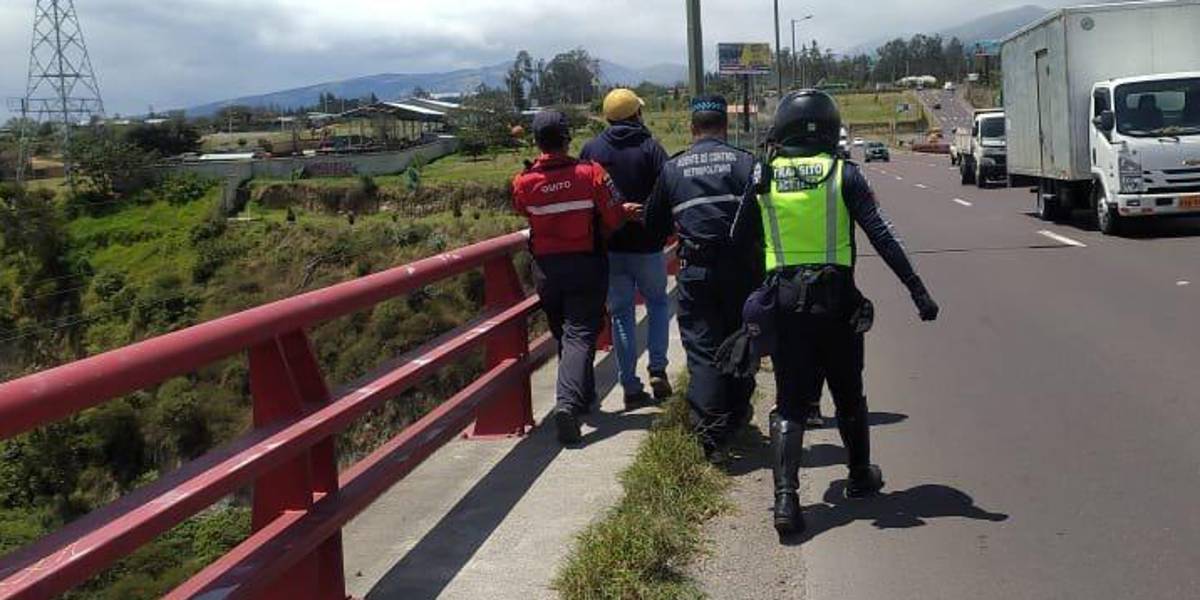 Un hombre trató de arrojarse desde el puente sobre el río Chiche
