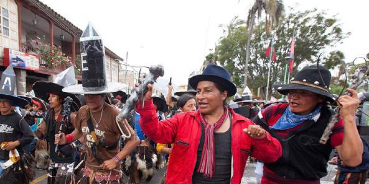 Cientos de personas festejan en Otavalo las vísperas del Inti Raymi