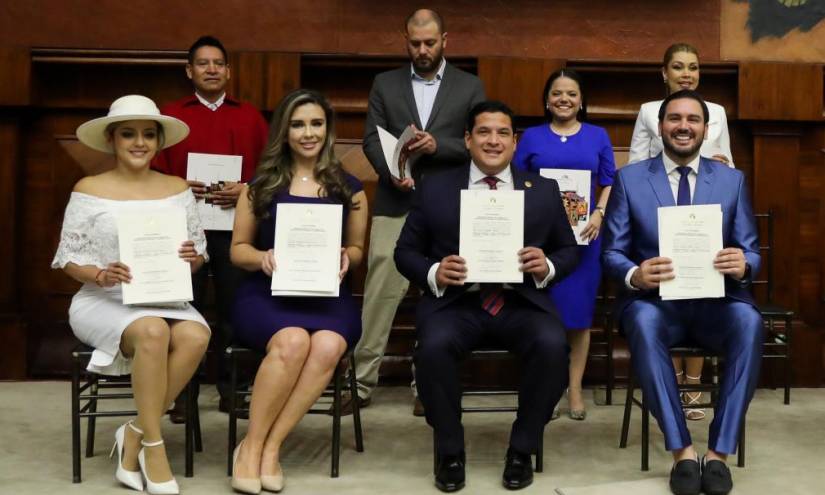 Los nuevos consejeros muestran sus certificados en la Asamblea Nacional.