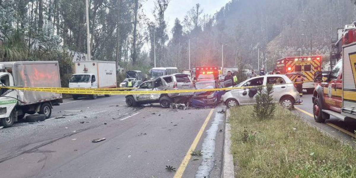 Múltiple accidente deja un fallecido en la avenida Simón Bolívar de Quito
