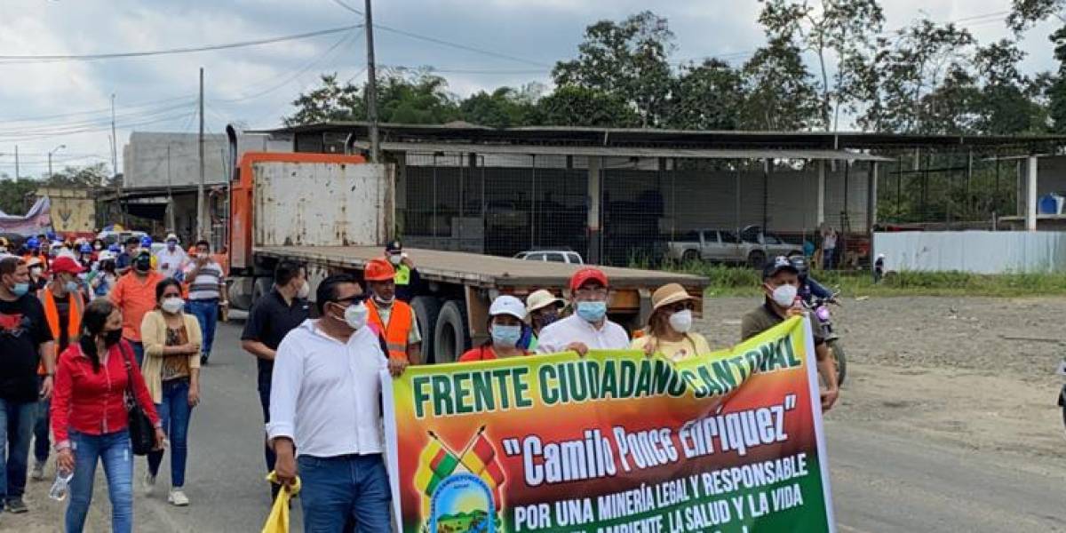 Mineros del cantón Ponce Enríquez cerraron vía Panamericana como forma de protesta