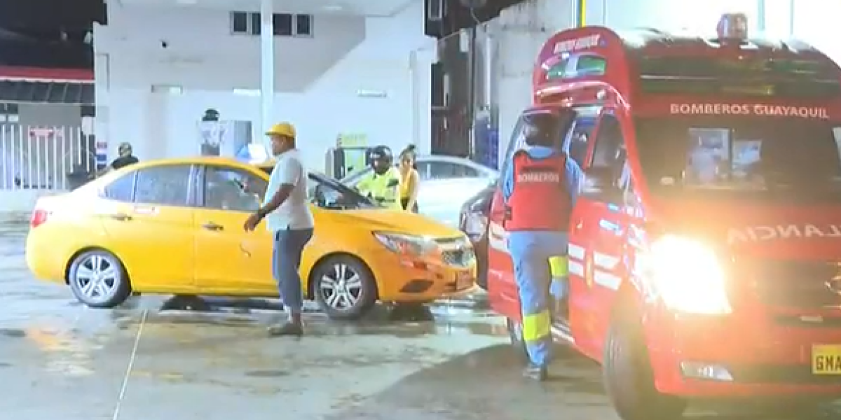 Dos hombres resultan heridos en una gasolinera de Guayaquil mientras abastecían de gas a un carro