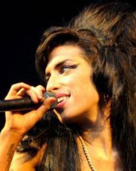 La verdadera Amy Winehouse actuando en 2008 (izquierda) y la actriz Marisa Abela interpretando a la cantante en la película.