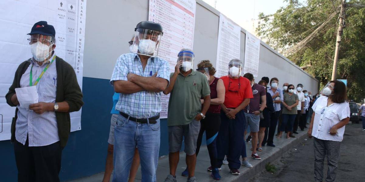 Peruanos buscan presidente en medio de estragos del COVID-19