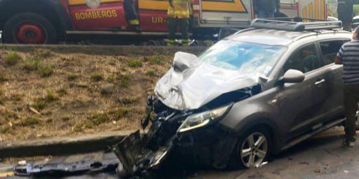 Accidente de tránsito en la av. Simón Bolívar provoca el cierre de tres carriles
