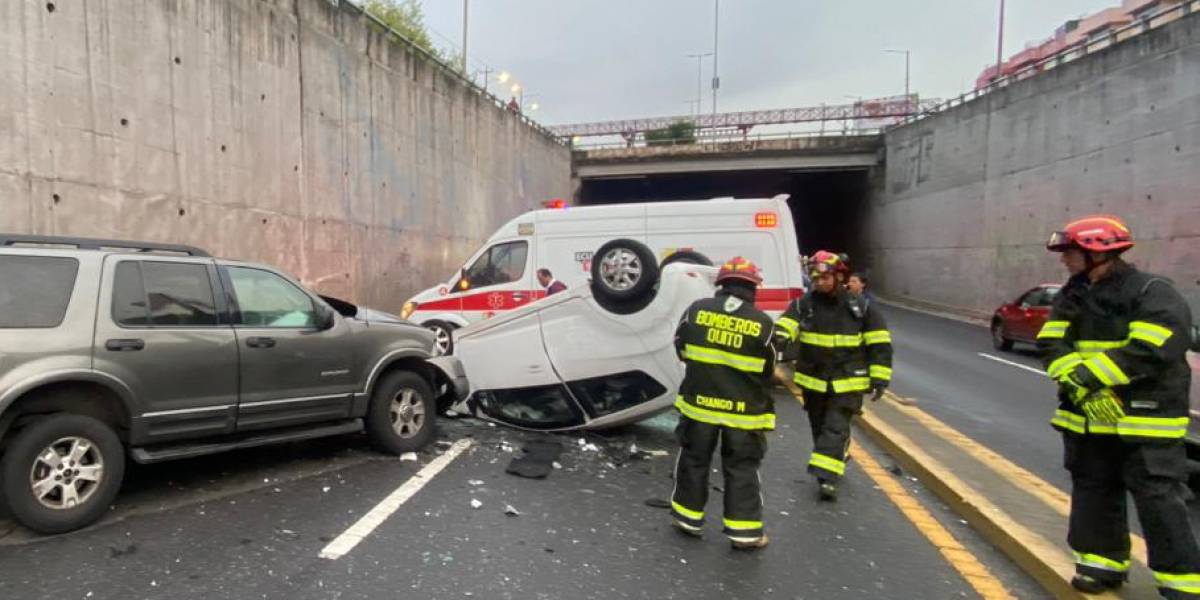 Un automóvil se volcó tras choque en el norte de Quito