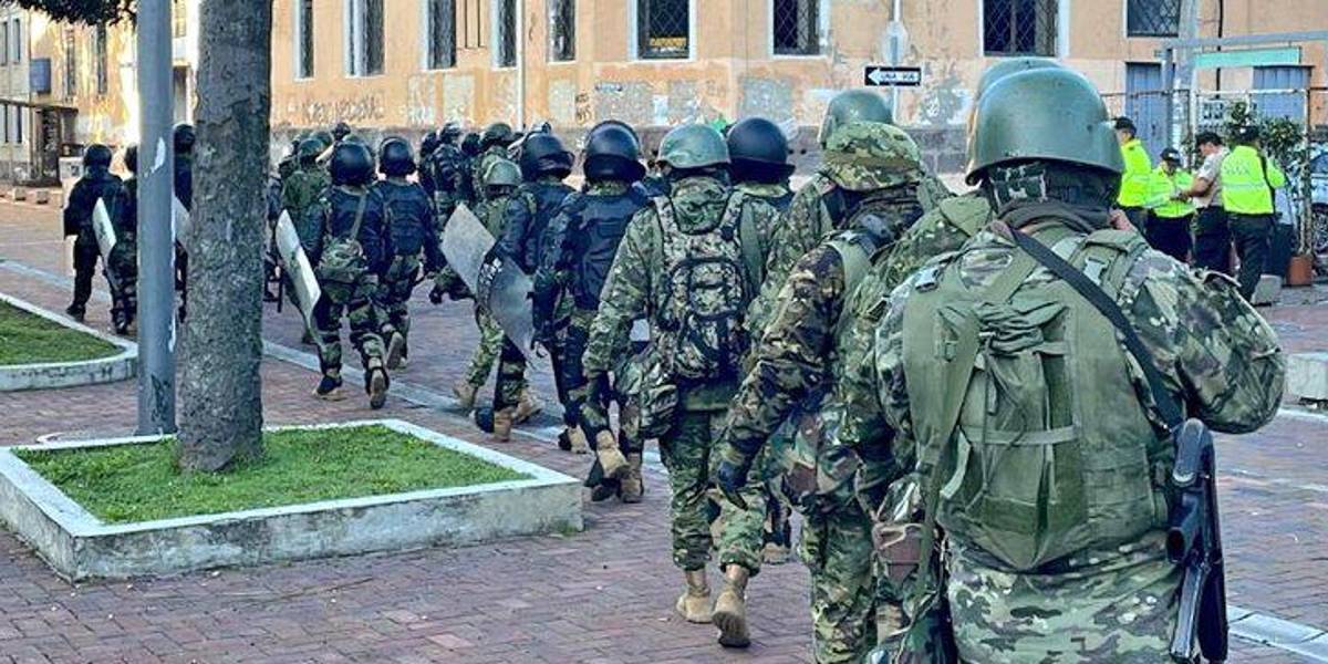Muerte cruzada en Ecuador: los militares resguardan los alrededores de la Asamblea Nacional