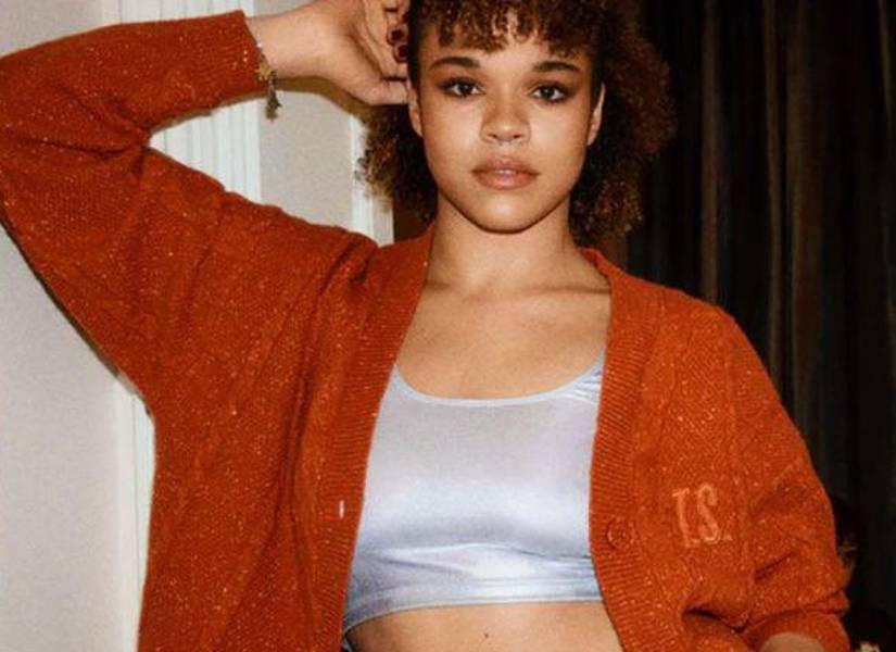 A la izquierda, postal firmada de Taylor y Travis, a la derecha el cárdigan de TLOAS.