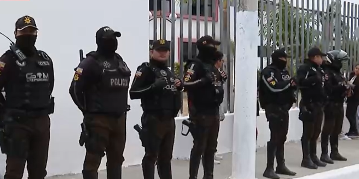 Vuelta a clases entre mascarillas y patrullas: 2.3 millones de alumnos regresan a las aulas en medio de la violencia