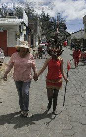 Alegre &#039;Diablada Pillareña&#039; da bienvenida a 2016