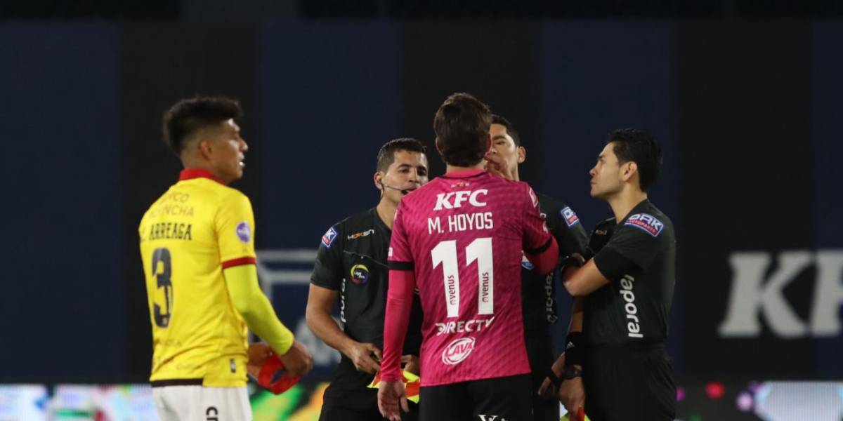 Polémico arbitraje de Yerson Zambrano en el Independiente del Valle vs. Barcelona SC