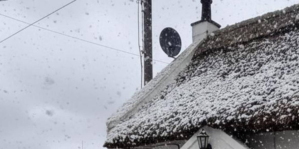 Espuma marina cubre la costa de Dublín, Irlanda, tras fuertes vientos