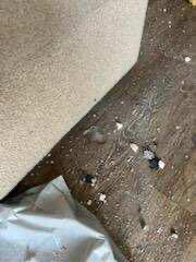 Restos del meteoro en la sala de una casa de un hombre en Georgia.