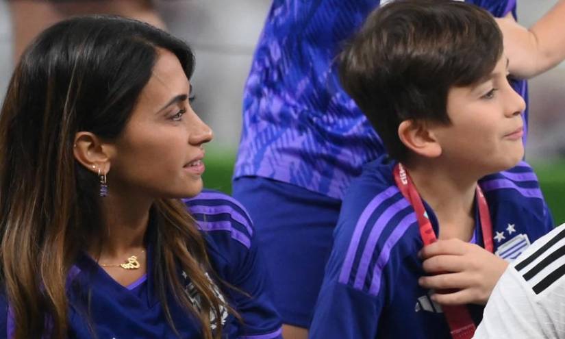 Argentina's forward #10 Lionel Messi holds his Golden Ball award as he celebrates with his wife Antonela Roccuzzo and their sons after the awards ceremony after winning the Qatar 2022 World Cup football final match between Argentina and France at Lusail Stadium in Lusail, north of Doha on December 18, 2022. - Argentina won in the penalty shoot-out. (Photo by FRANCK FIFE / AFP)