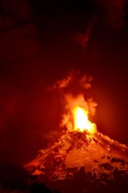 El volcán Villarrica al sur de Chile entra en erupción