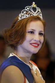 Reina de Viña cumple rito del tradicional "piscinazo" totalmente desnuda