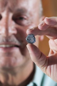 El extraño y valioso diamante azul encontrado en Sudáfrica