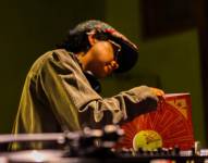 Entre discos de acetato y varios géneros musicales, que se escuchaban a una cuadra de distancia de cada uno de los 12 puntos, La Ruta del Vinilo cruzó los barrios de La Floresta, La Mariscal y La Vicentina.