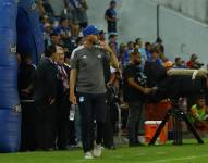 Miguel Rondelli, DT de Emelec, da instrucciones a sus jugadores durante el partido de LigaPro ante Libertad FC.