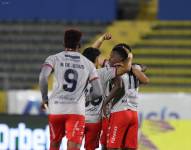 Jugadores de El Nacional celebran la victoria ante Vinotinto por la fecha 27 de la Liga Ecuabet conectada por Xtrim