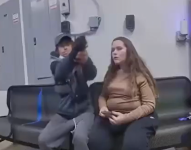 Captura de imagen del video donde un hombre intentó disparar a un policía en EE. UU.