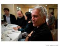 18/12/2025. Fotografía sin fecha específica de toma, publicada por los demócratas del Comité de Supervisión de la Cámara Baja (Oversight Dems), donde aparece Jeffrey Epstein durante una cena.