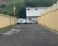 Imagen de policías dentro de un motel, tras el reporte de una pareja muerta.