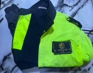 Foto de la chaqueta usada por un vigilantes en servicio activo de la Comisión de Tránsito que colaboraba en asaltos en las vías de Guayas.