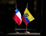 Imagen de las banderas de Ecuador y Chile juntas.