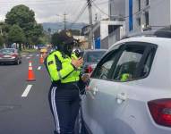 Una agente realizando control vehicular.