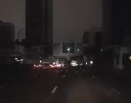 Imagen de un conductor circulando por la avenida Quito en oscuridad.