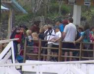 Imagen de turistas en las Islas Galápagos.