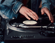 El 8 de agosto de 2025, La Hermandad del Vinilo, un colectivo de djs y amantes de este formato de música, realizarán un circuito de escucha en tres sectores del norte de Quito