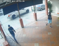 En las imágenes se observa que dos sicarios dispararon contra la mujer y el deportista, quienes fallecieron de inmediato.