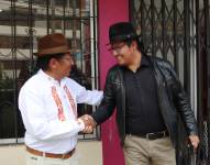 Saludo entre Guillermo Churuchumbi y Apawki Castro.