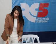 Luisa González, minutos antes de una rueda de prensa en Quito, en julio 2025.