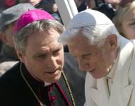 Imagen de archivo de Georg Gänswein (izq), secretario y leal colaborador del papa Benedicto XVI hasta su muerte el pasado 31 de diciembre. EFE/Claudio Peri