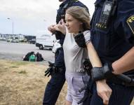 La policía sueca detuvo a la activista medioambiental Greta Thunberg por bloquear la entrada de un vecindario.