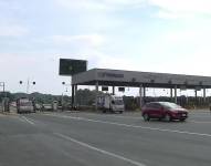 Imagen de vehiculos pasar por un peaje.