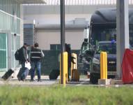 Tababela, domingo 7 de abril del 2024, funcionarios de la Embajada de México, en el Aeropuerto de Tababela.