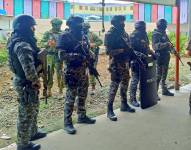 Imagen de la Policía Nacional y las Fuerzas Armadas en el predio del complejo carcelario de Guayaquil.