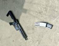 Imagen de fusil que portaba un adolescente de Machala. El joven fue abatido por la Policía Nacional.