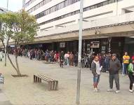 Largas filas para ser atendidos en el Registro Civil en Quito.