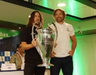 Los exfutbolistas Carles Puyol y Diego Lugano presentaron el trofeo de la Champions League en Quito, Ecuador