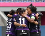Jugadoras de Dragonas IDV celebran su victoria contra Universidad Católica por la Superliga Femenina