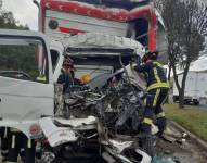Los bomberos intervinieron para auxiliar a los ocupantes del automotor.