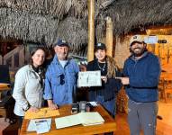 Shakira recibiendo el certificado de visita a la Mitad del Mundo.