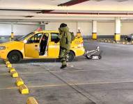 Grupos especiales intervinieron el taxi donde presuntamente había explosivos.