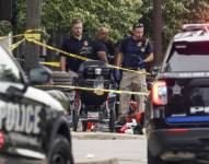 Agentes de Policía investigan la escena de un tiroteo masivo en una celebración y desfile del 4 de julio en Highland Park, Illinois.