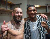 Chito Vera (i) y Michael Morales (d) pelean en la UFC.